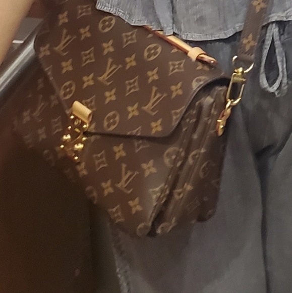 Authentic LV pochette metis, no scratch looks good as new. - Picture 11 of 11